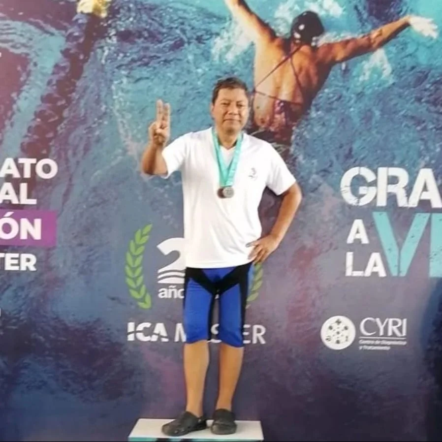 Carlos Figueroa Asencios con medalla de natación