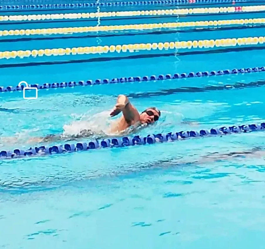 Carlos Figueroa Asencios nadando en piscina
